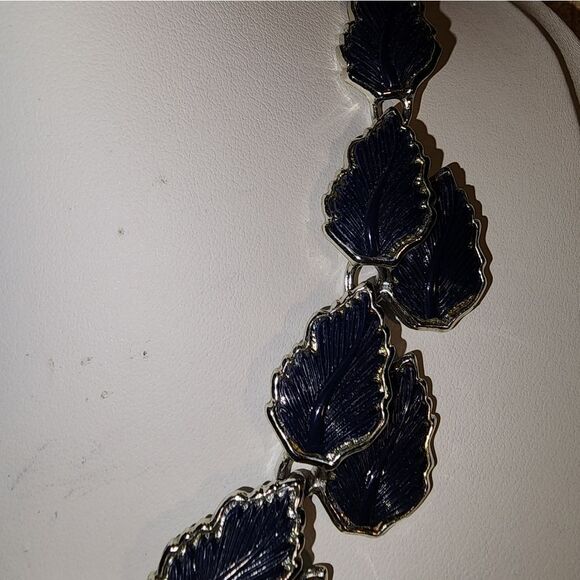 Elegant Black Leaf Necklace No Makers Mark 17" - Picture 6 of 7